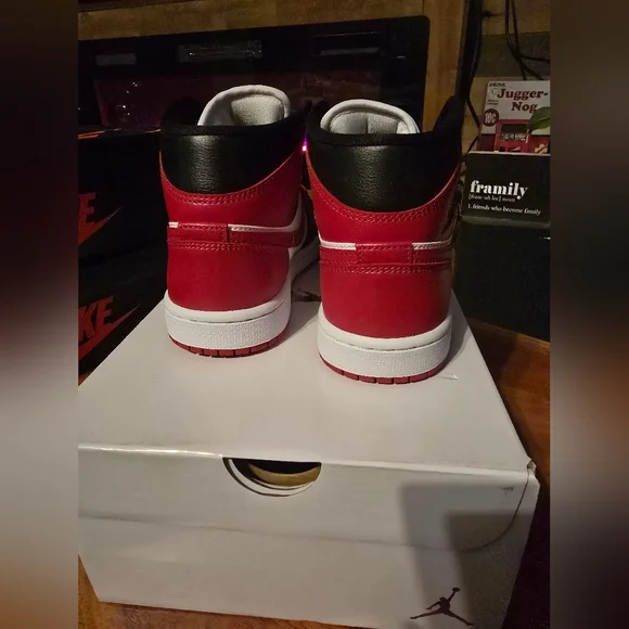 Women's Air Jordan 1 Mid 'Alternate Bred Toe - Picture 4 of 9